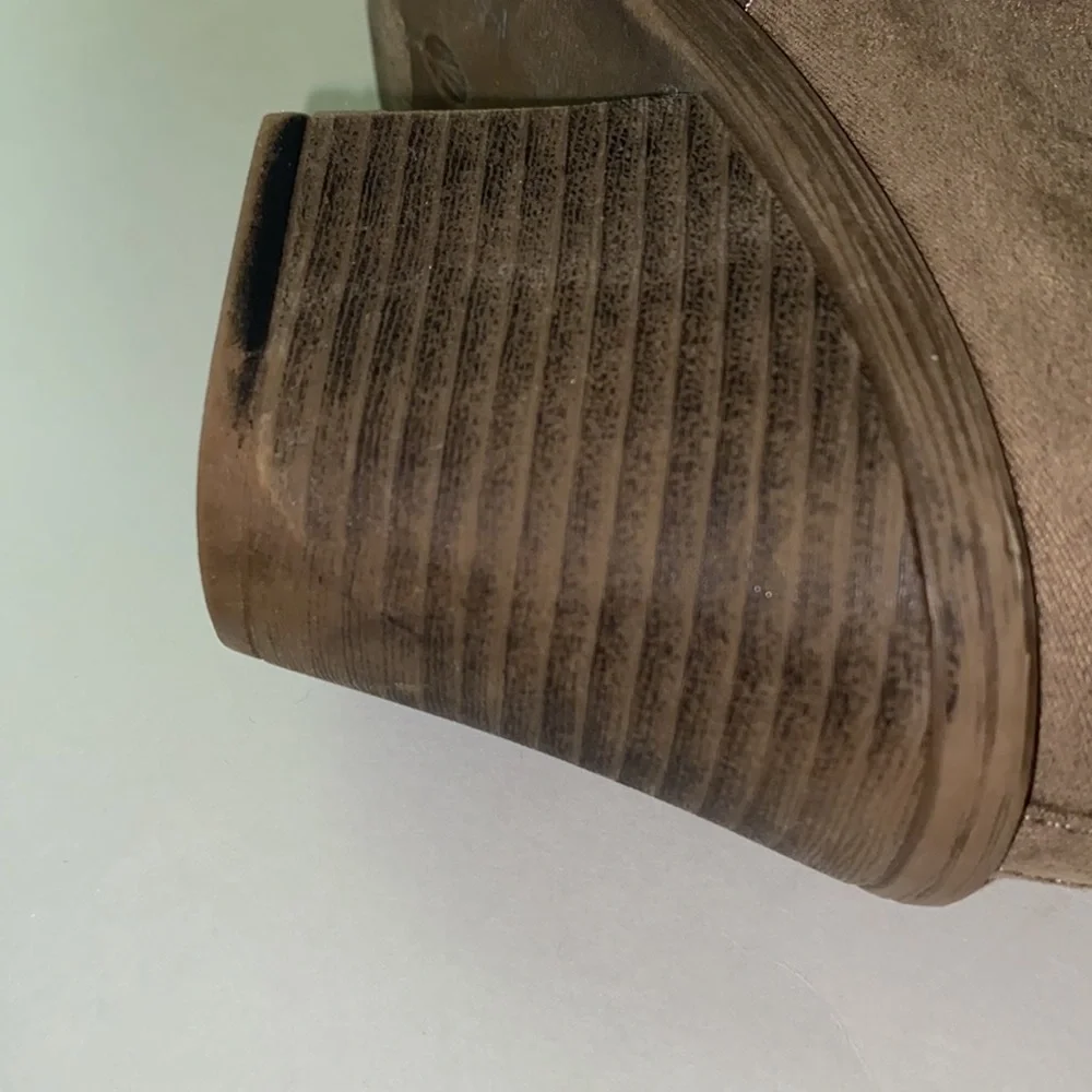 Chelsea Moreland Taupe Faux Suede Ankle Boot with inside Zipper Size 7 Medium